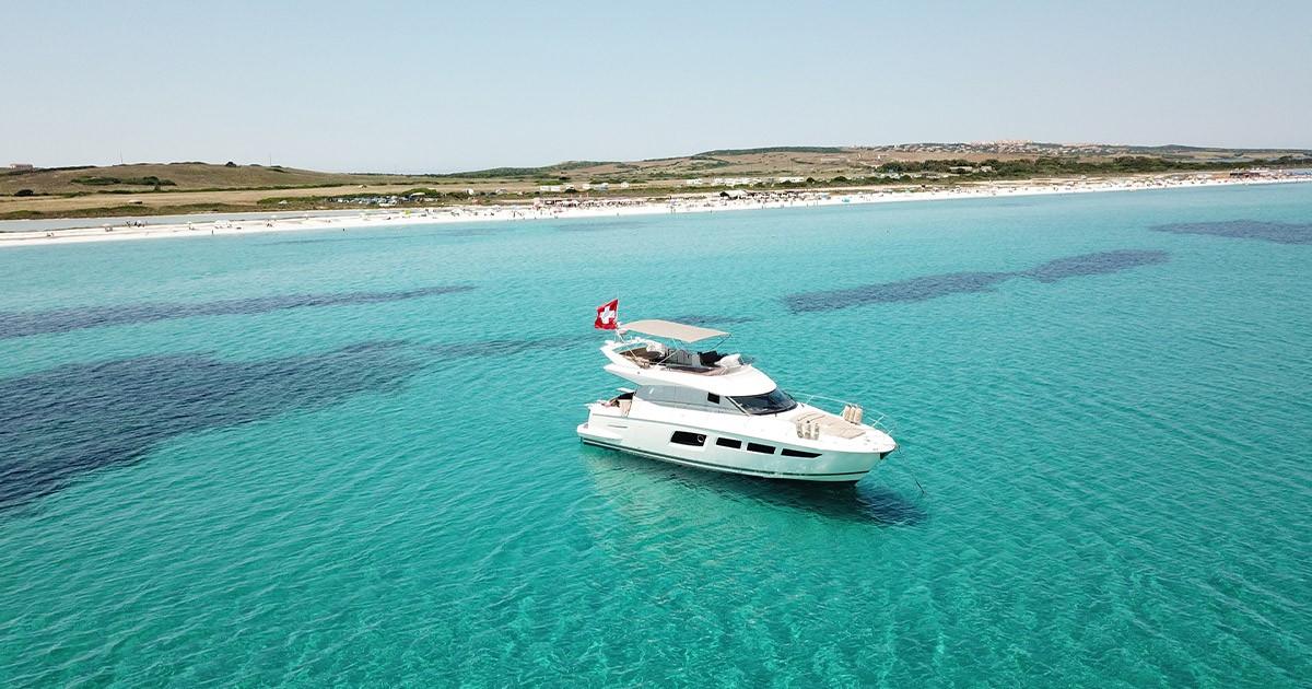Türkisblaues Meer auf dem Motorbootörn in Sardinien